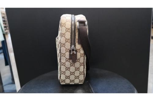 グッチのGGキャンバスショルダーバッグ