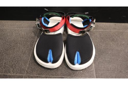 トーガ プルラ × スイコックのTABIサンダル