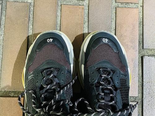 スニーカーのTRIPLE S