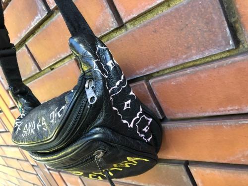 バレンシアガのエクスプローラーグラフィティベルトバック