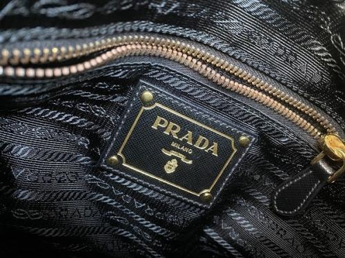 プラダのバッグ