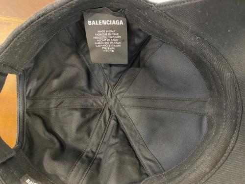 バレンシアガのキャップ