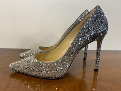 ジミーチュウのパンプス