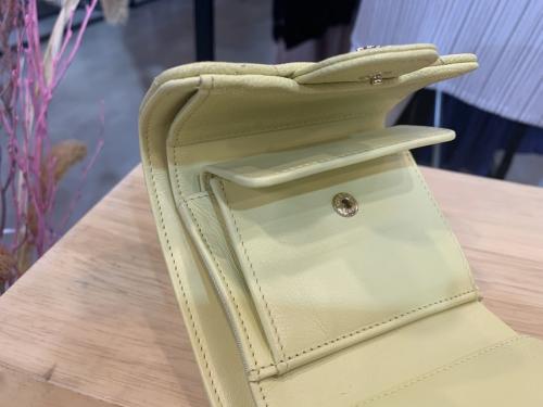 シャネルのキャビアスキン3つ折りナノウォレット