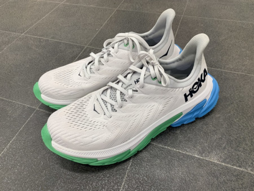 スニーカーのHOKAONEONE