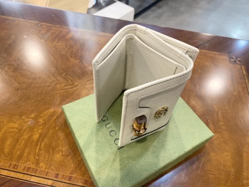 グッチのバンブー付ミディアムウォレット