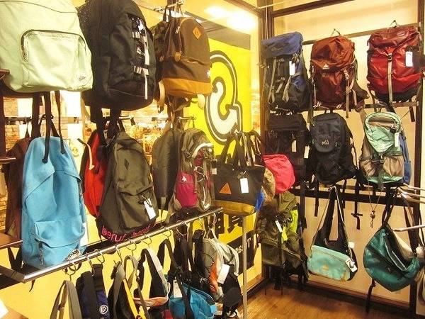 使い勝手抜群 アウトドアブランドのバッグコーナー新設 13 03 07発行