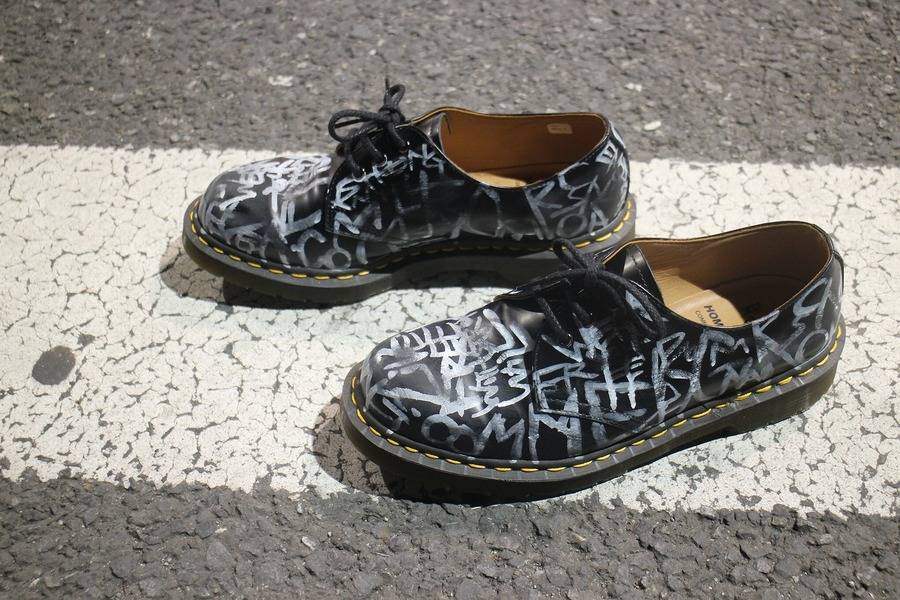 日経トレンディ COMME des GARCONS ×Dr.Martens カスタムペイント