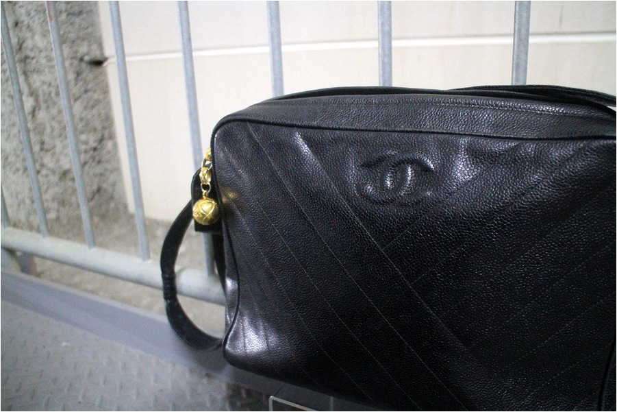 Chanel シャネル よりキャビアスキンショルダーバッグ入荷しました 03 06発行