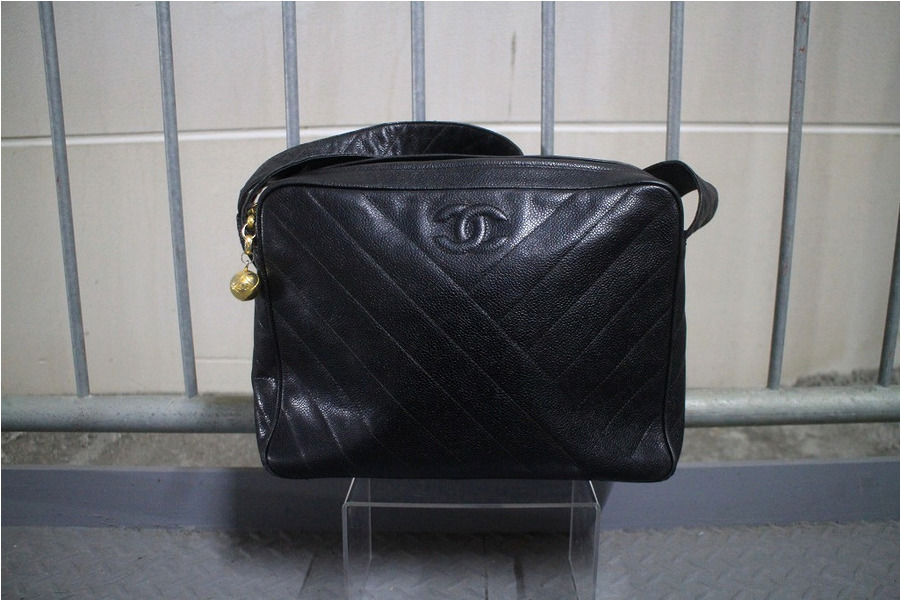 Chanel シャネル よりキャビアスキンショルダーバッグ入荷しました 03 06発行