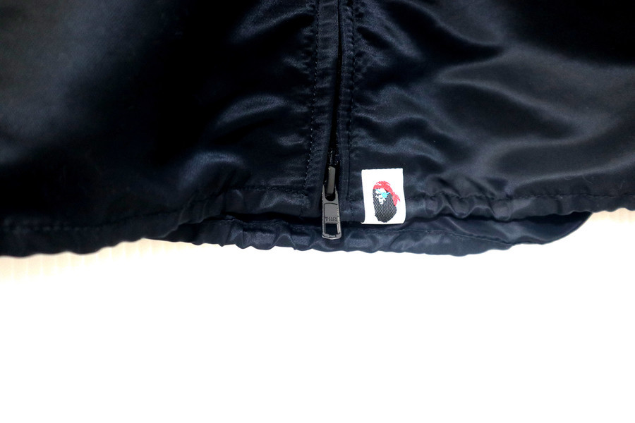A BATHING APE/エイプ】より、クロスボーンナイロンジャケットを
