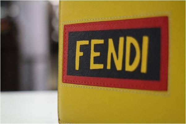 「FENDIの2つ折財布 」
