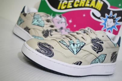 「スニーカーのICE CREAM×REEBOK CLASSIC 」