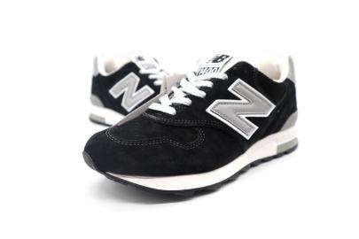 「スニーカーのNEW BALANCE 」