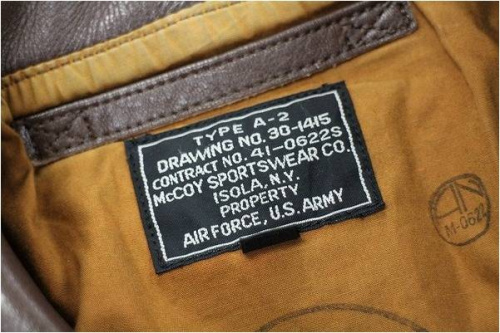 トップスのレザージャケット