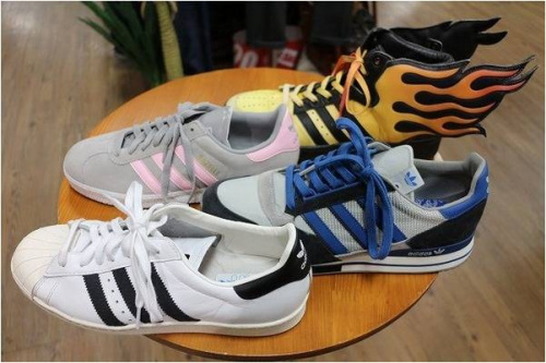 スニーカーのアディダス