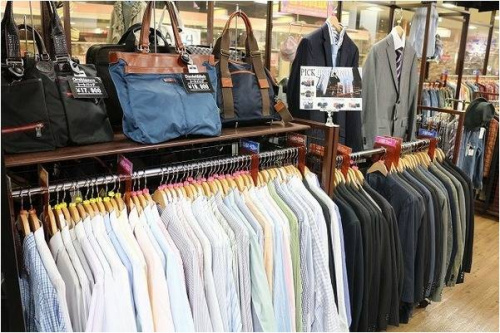 メンズのスーツ