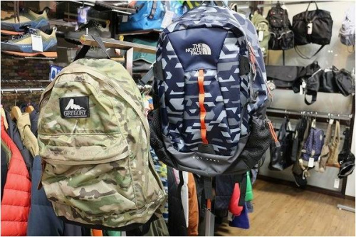 バッグのマウンテンパーカー