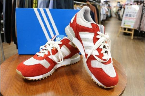 スニーカーのアディダス