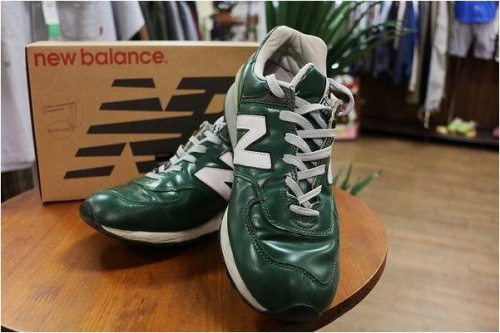 スニーカーのガラスレザー