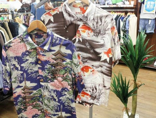 トップスのアロハシャツ