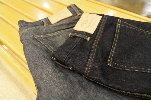 ボトムスのデニムパンツ