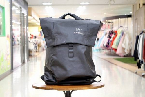 アウトドアのARC'TERYX