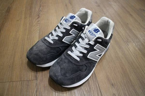 スニーカーのM1400