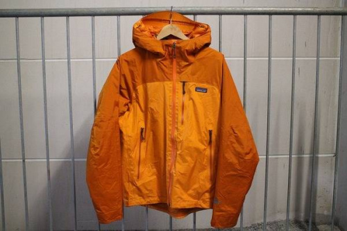 アウトドアのマウンテンパーカー