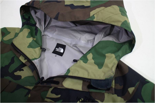 ノースフェイスのSUPREME