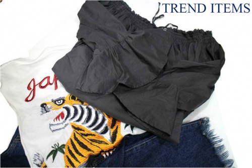 オフショルダーの刺繍