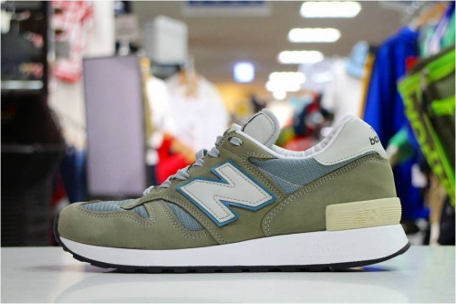 復刻のスニーカー