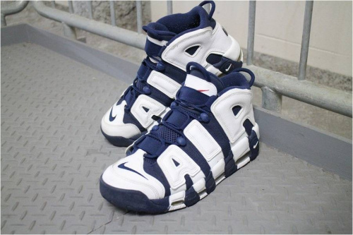 モアテンのスニーカー