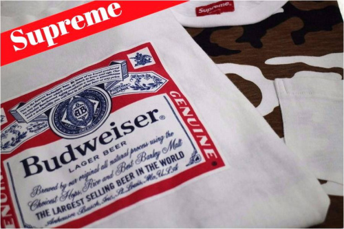 SUPREMEのTシャツ