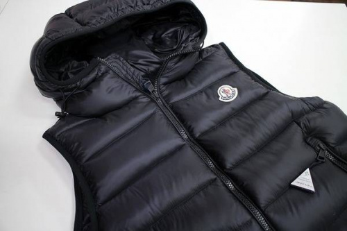MONCLERのダウンベスト