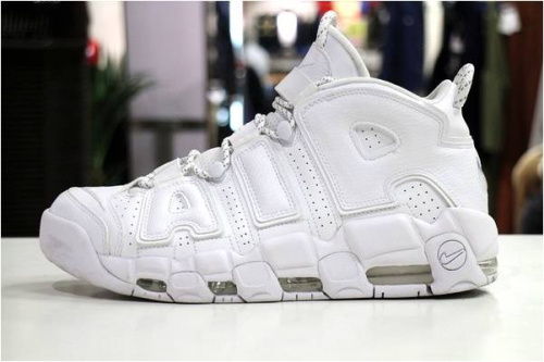 モアテンのスニーカー