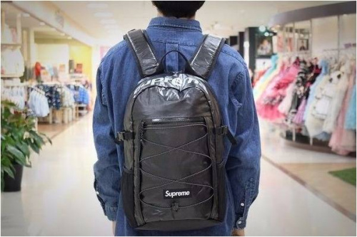 SUPREMEのバックパック