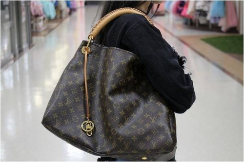 LOUIS VUITTONのショルダーバッグ