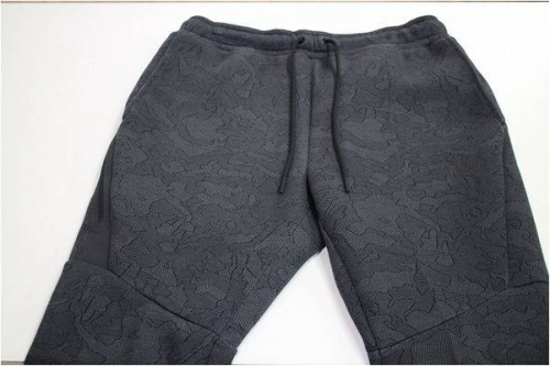 テックフリースのジョガーパンツ