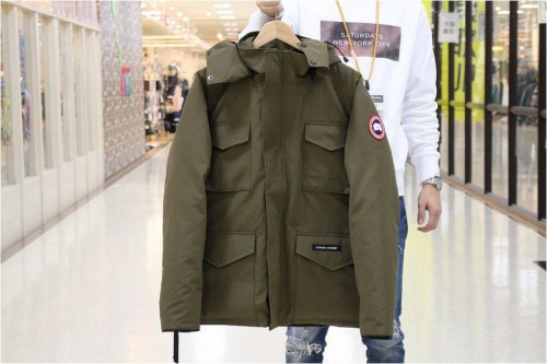 CONSTABLE PARKAのダウン