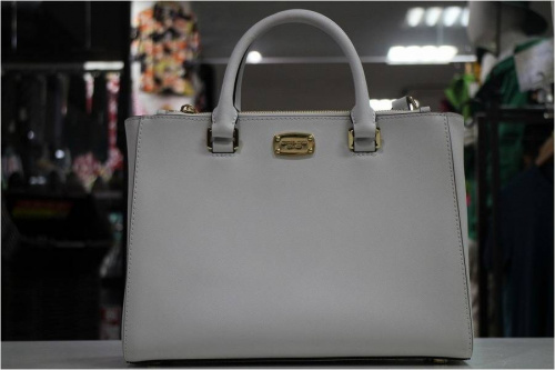 キャリアファッションのマイケルコース