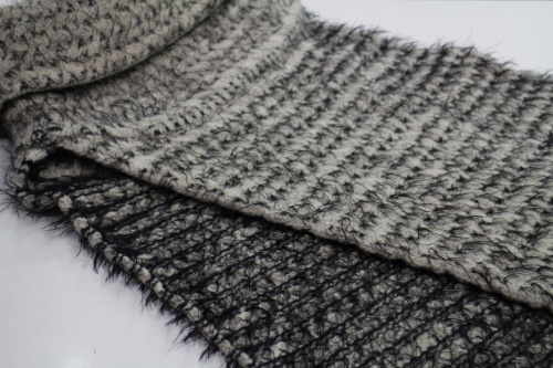 エドウィナホールのタートルネックニット