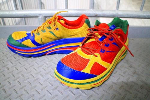 アウトドアブランドのHOKAONEONE×Engineered Garments