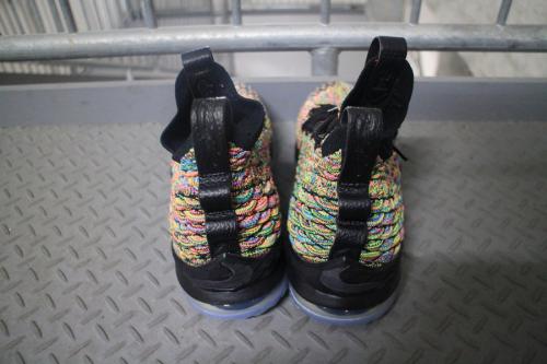ナイキのLEBRON 15