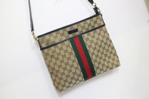 グッチのGGキャンバスショルダーバッグ
