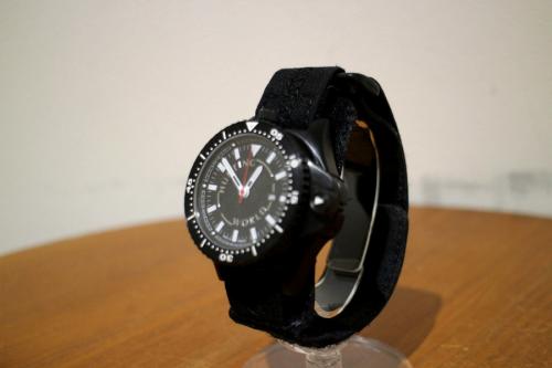 ハンティングワールドのコンパス付腕時計