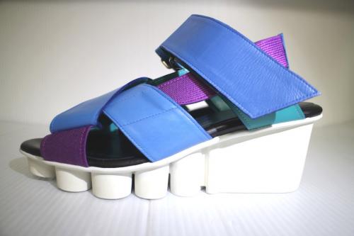 プリーツプリーズの配色ストラップサンダル