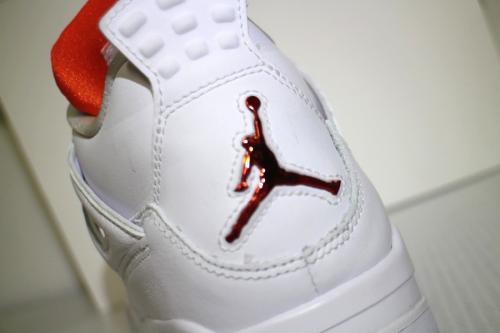 ナイキのAIR JORDAN 4 RETRO