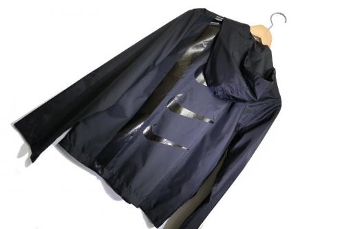 ナイキ×ブラック コムデギャルソンのバックプリントナイロンジャケット