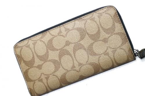 コーチ×スターウォーズのACCORDION ZIP WALLET